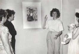 1991 год Музей современного искусства ЕАО МАРИНА РУСОВА (Минченко) ведет экскурсию по выставке детского рисунка
